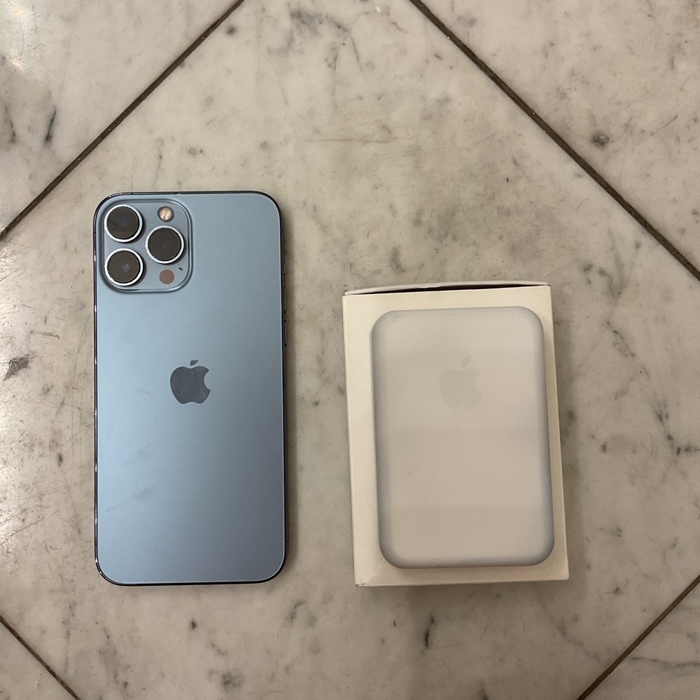 Apple iPhone 13 Pro Max in light Blue
